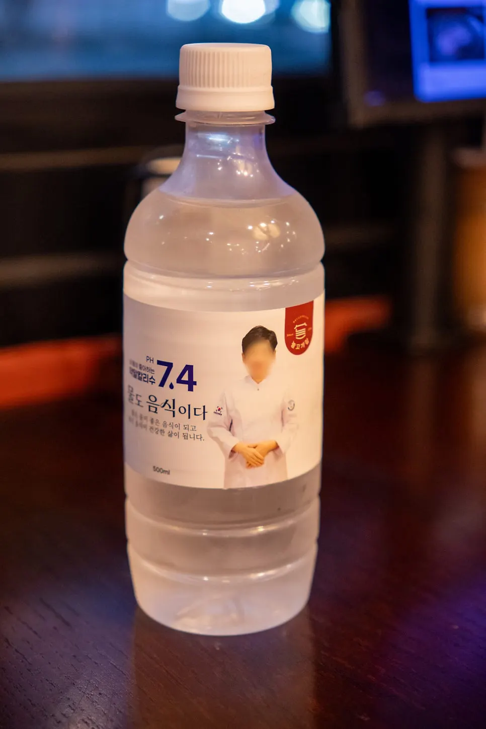 대형 고기집 내부 통로와 좌석
