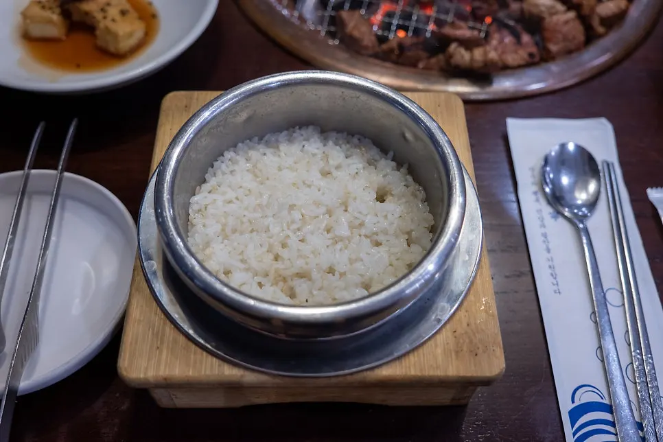 노릇하게 구워진 양념갈비와 불판