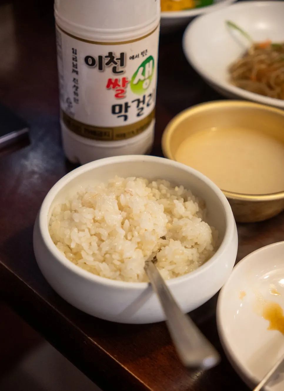 갓 지어 나온 고슬고슬한 흰쌀밥