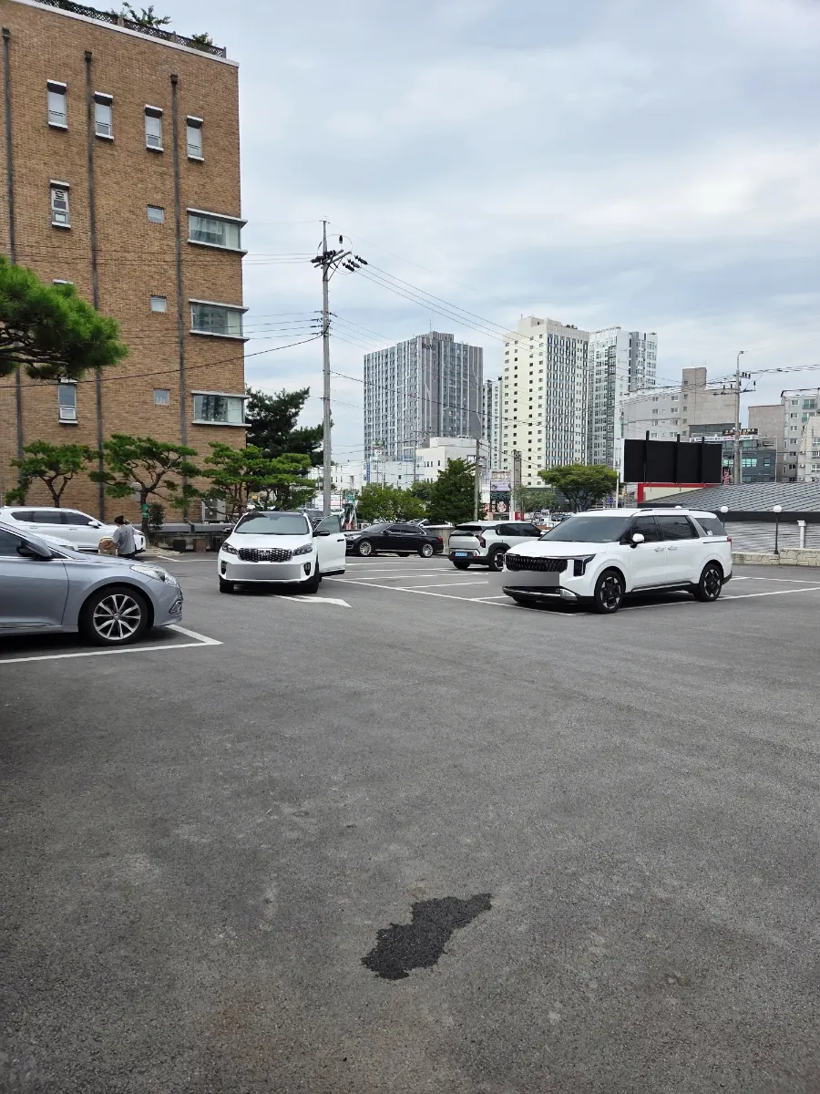 Exterior of Neul Gogi Jip Icheon Main Branch with hours posted