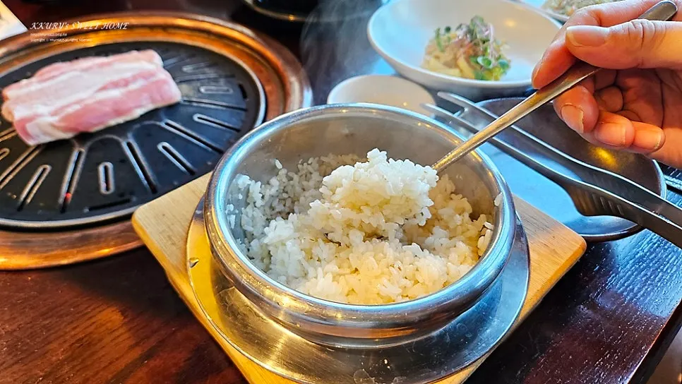 셀프바 반찬을 곁들인 고기 식사