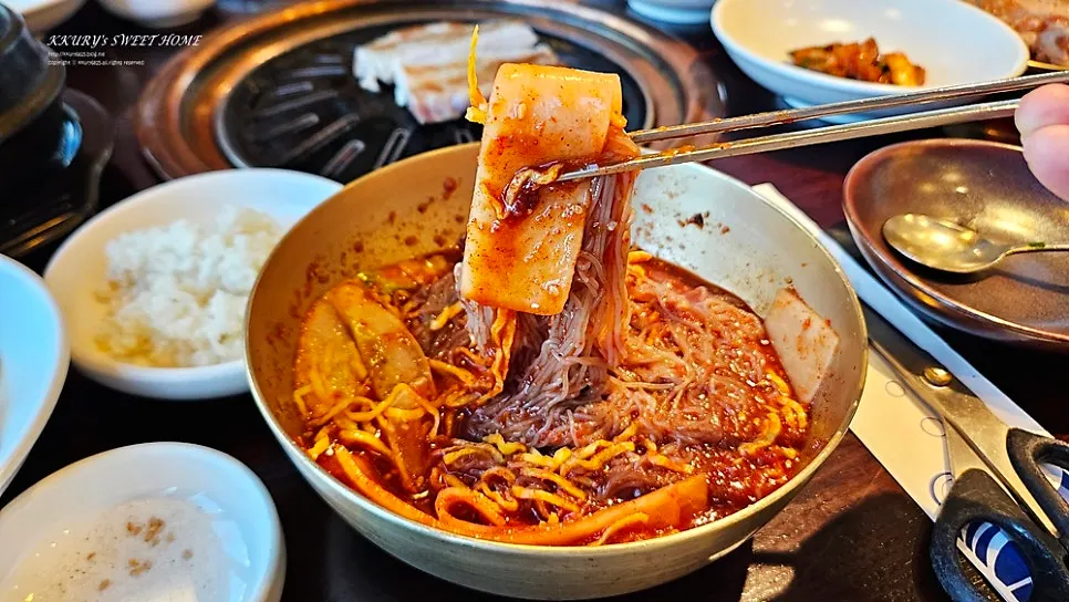 소갈빗살과 도가니가 든 스지 된장찌개