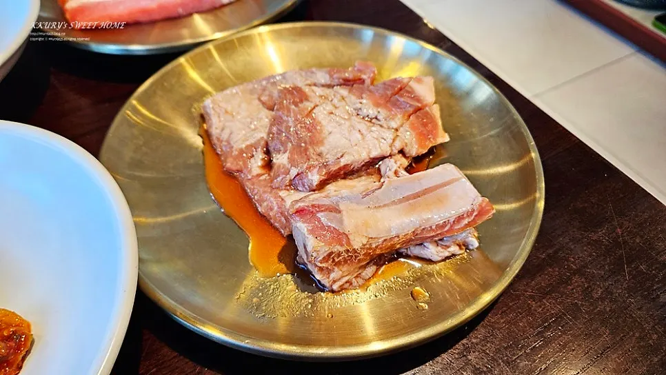과일 맛과 매콤함이 있는 비빔냉면