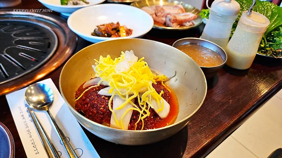 커피와 소프트아이스크림을 즐기는 휴게실