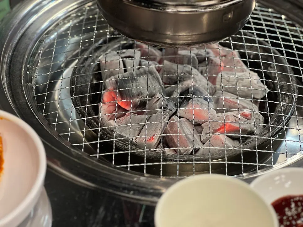 영수증 리뷰 안내가 놓인 테이블