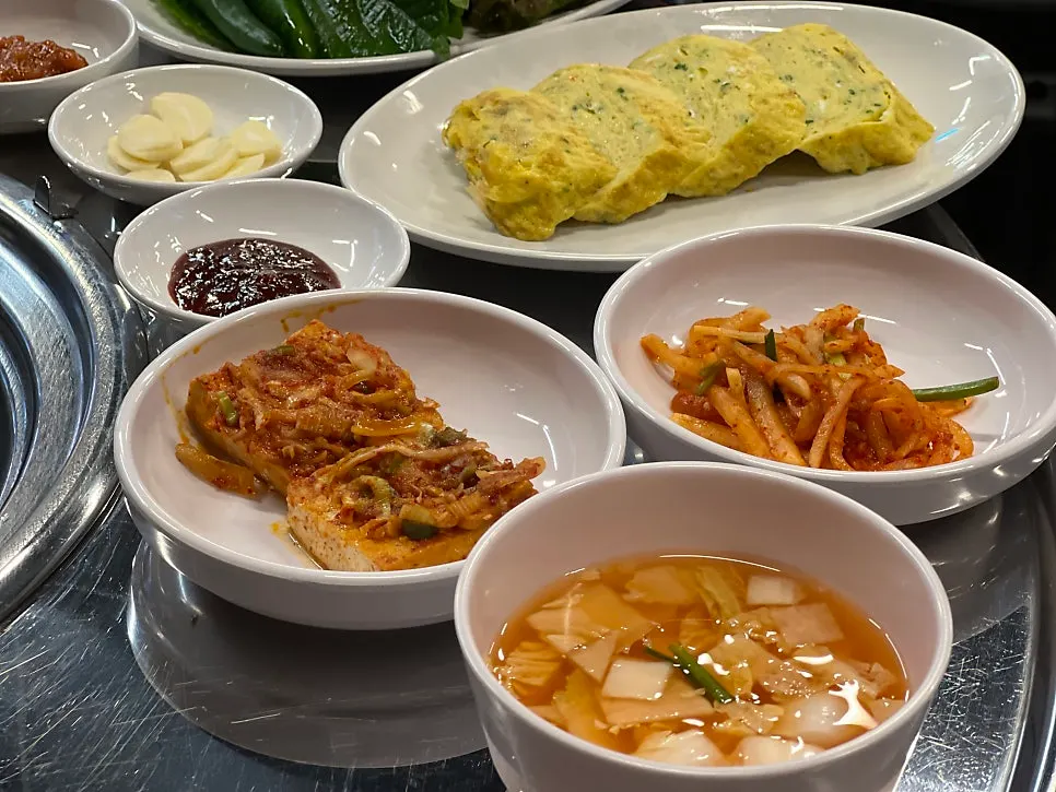 김치 종류가 다양한 기본 반찬 한 상