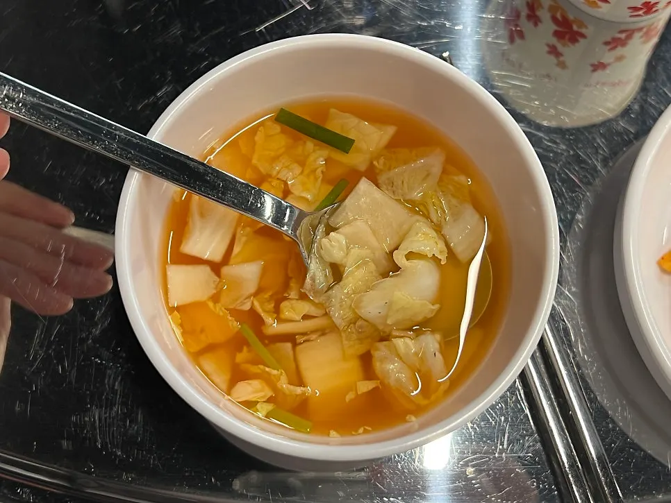 집반찬 느낌의 곁들임 찬 접시들