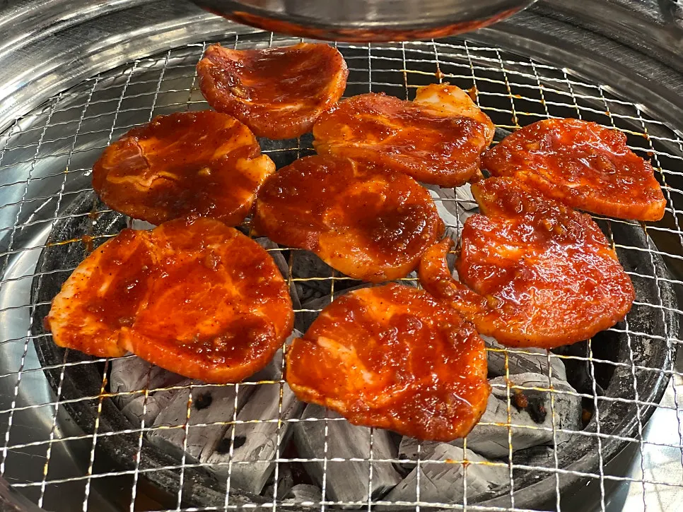 숯불에 구워지는 빨간생삼겹
