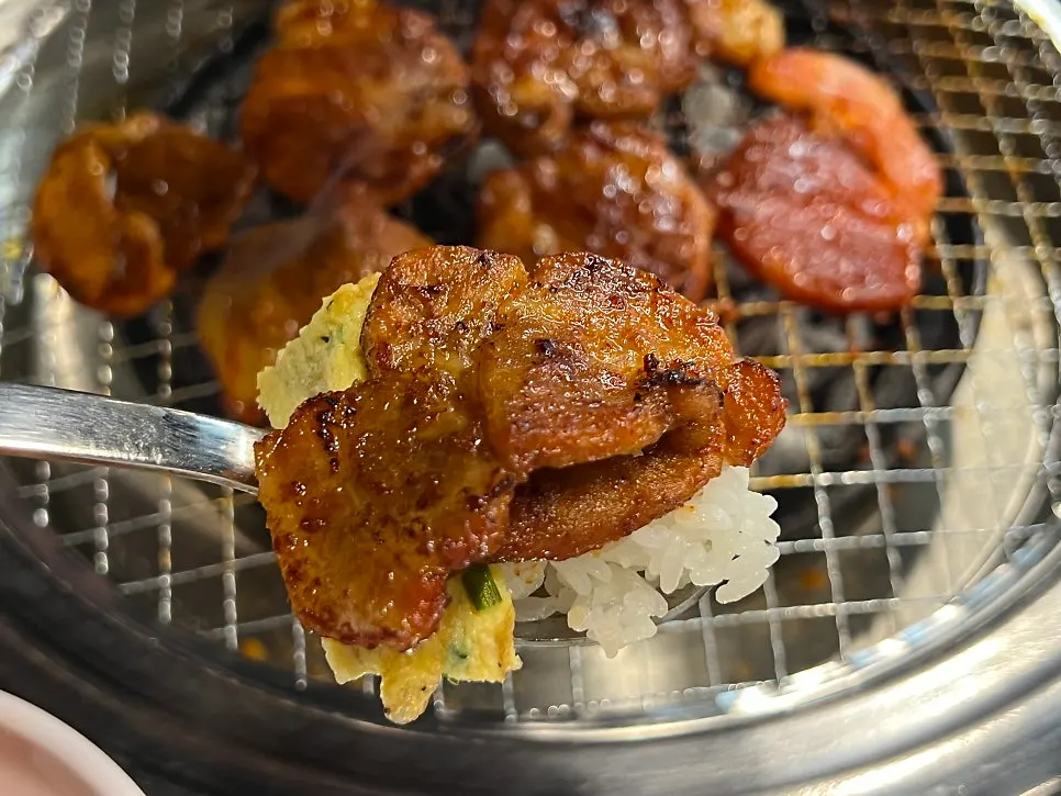 깻잎에 올린 양념 고기 쌈