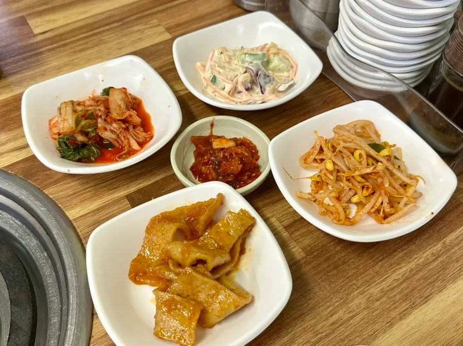 간장소스와 물컵이 놓인 입식 테이블
