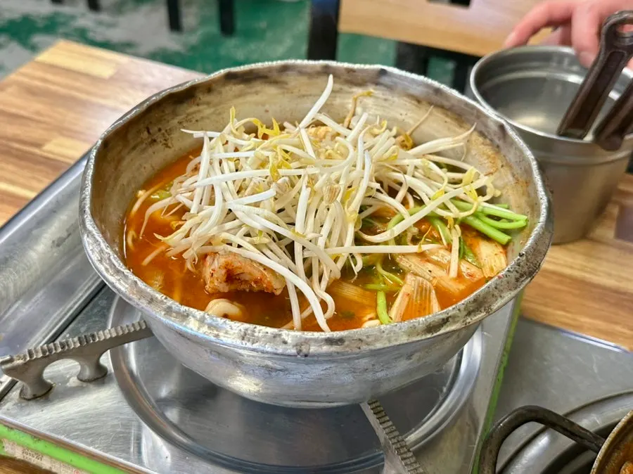 동태섞어탕과 갈치조림이 차려진 상차림