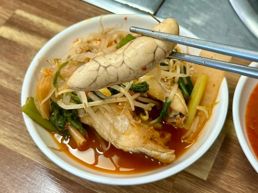 숟가락에 올린 큼직한 동태 살