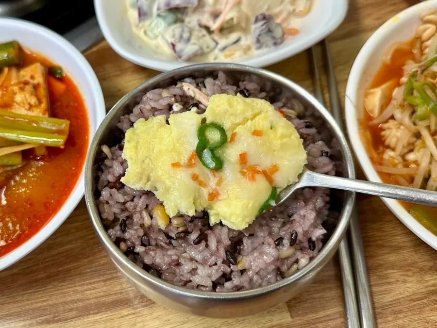 치즈가 가득 올라간 계란찜 윗면