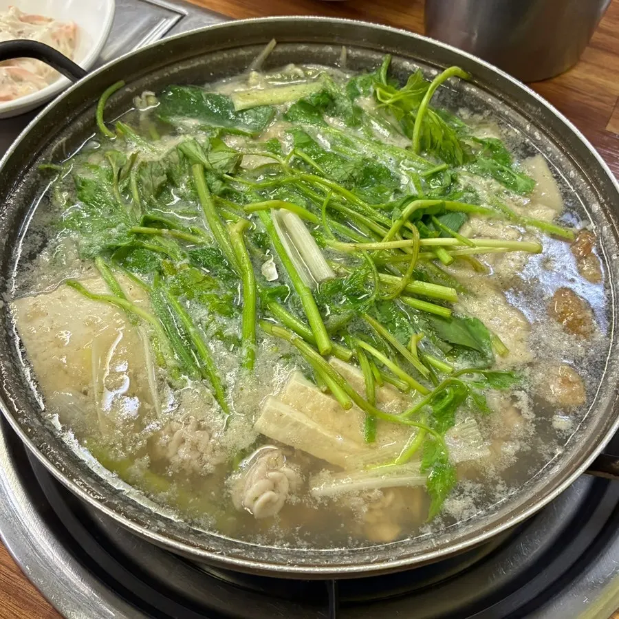 팔팔 끓고 있는 대구지리 한 냄비