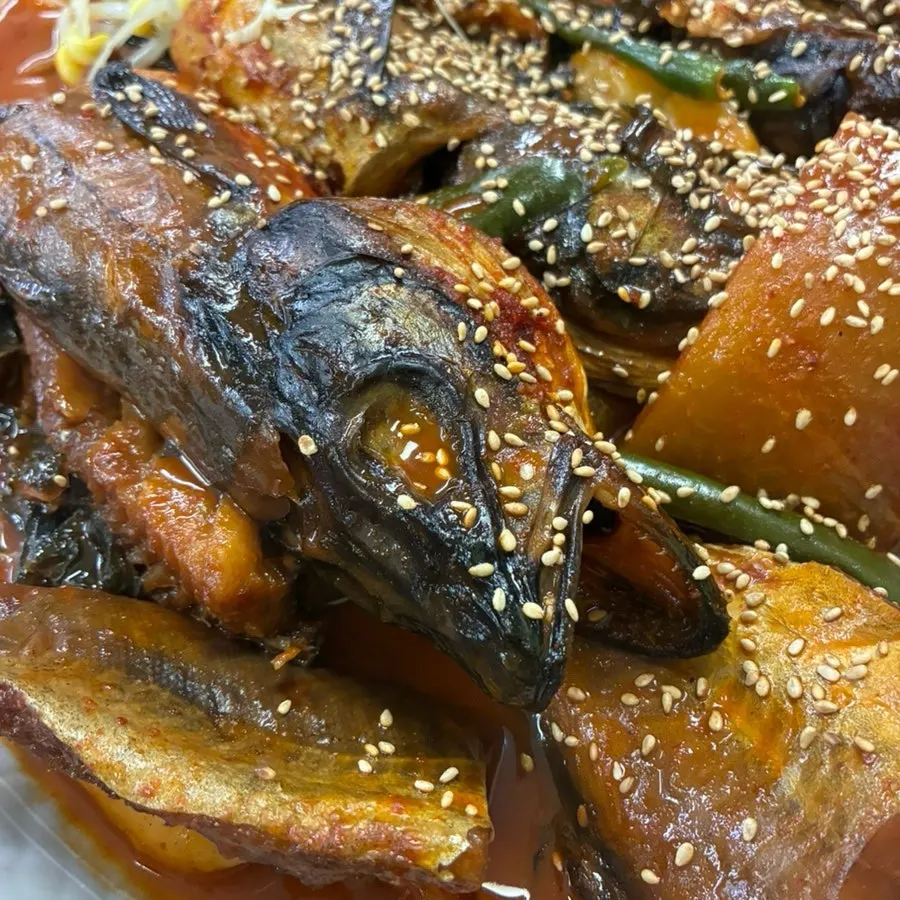 코다리조림과 시래기를 집어 올린 모습