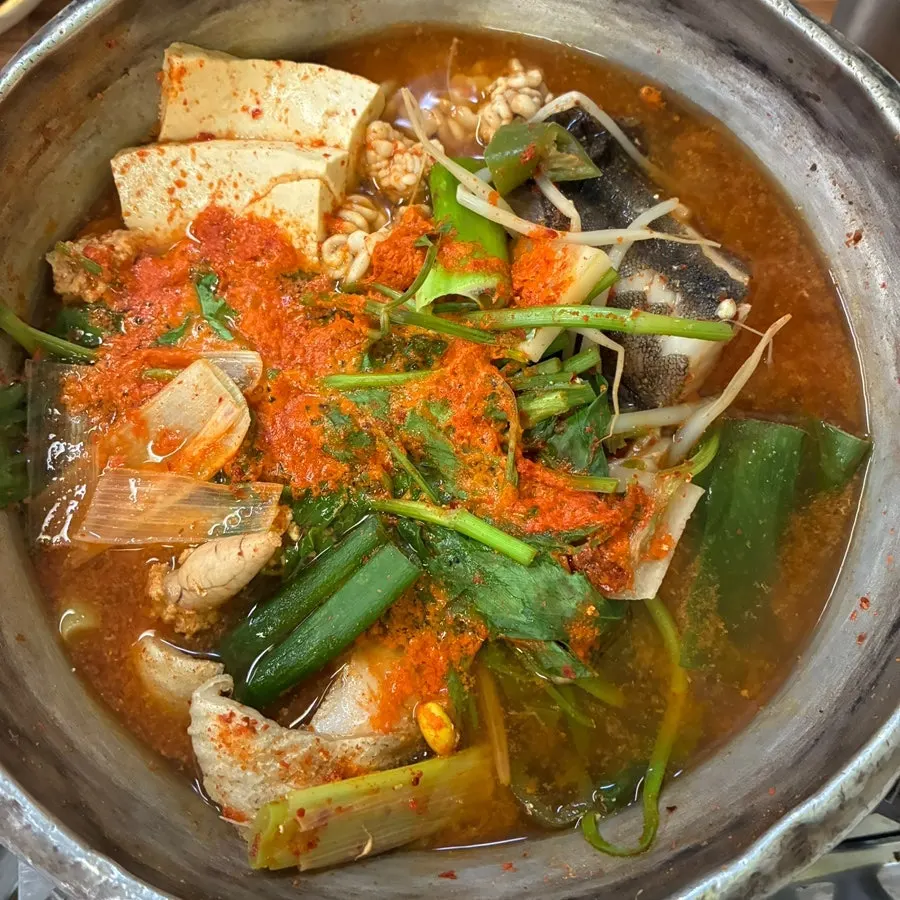 버너에 올린 양푼이 동태 섞어탕