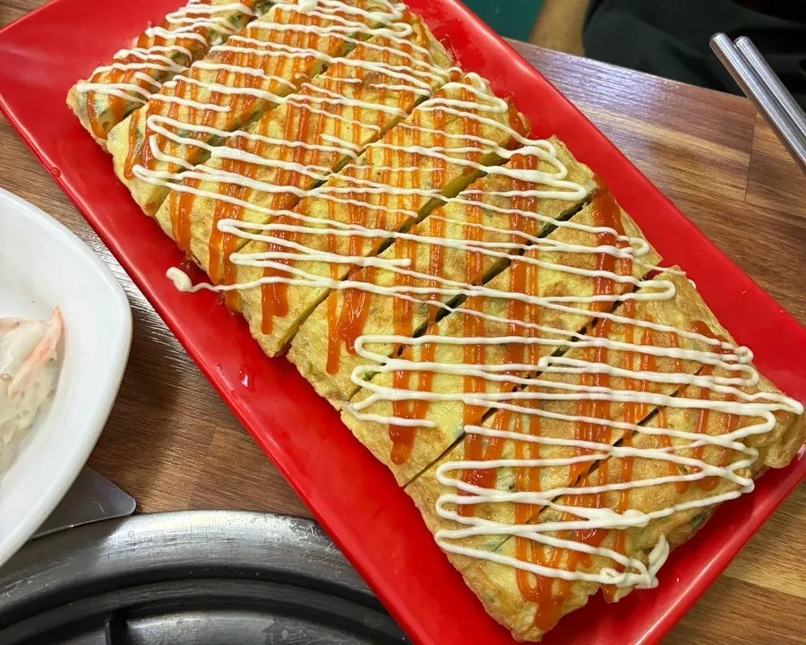 부드러운 단면이 보이는 왕계란말이