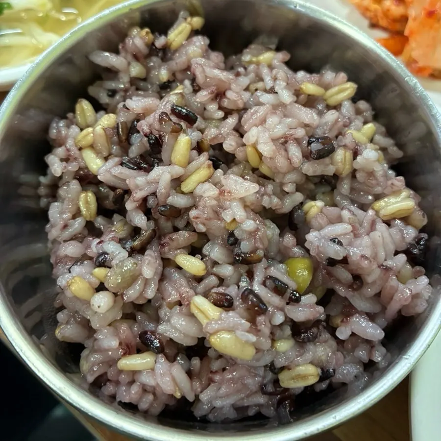 코다리조림과 대구지리가 놓인 상차림