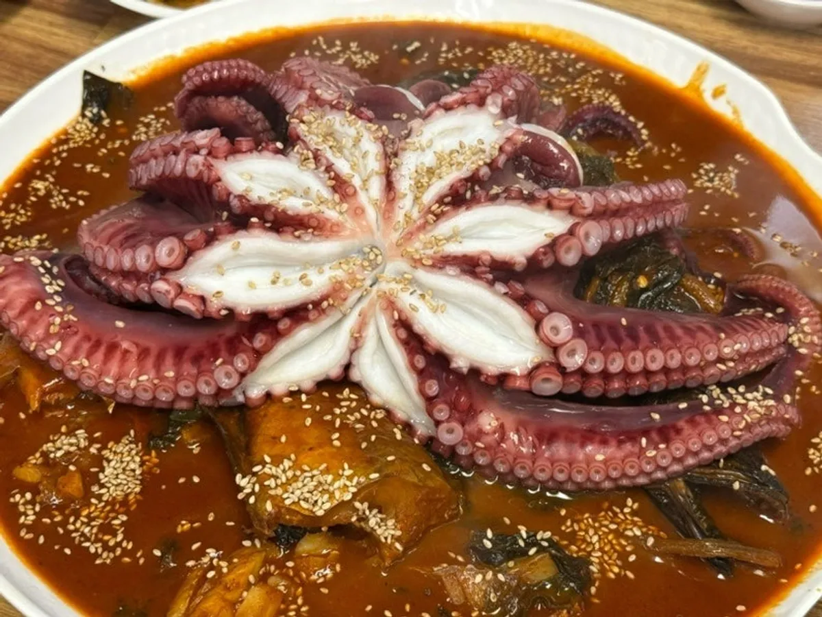 문어 한 마리가 통째로 올라간 꽃문어 코다리조림 소 사이즈