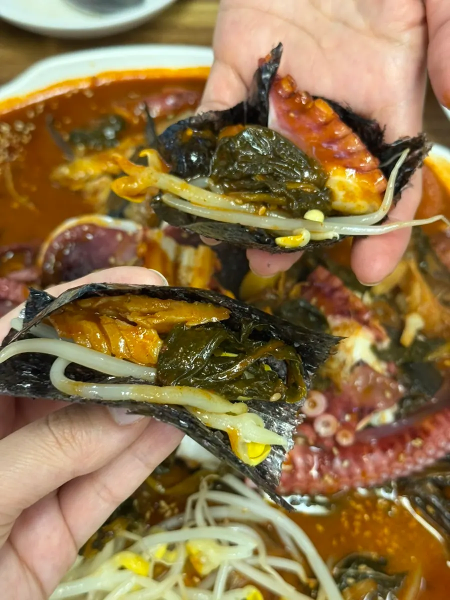 김에 코다리 살과 시래기, 콩나물을 싸 먹는 모습