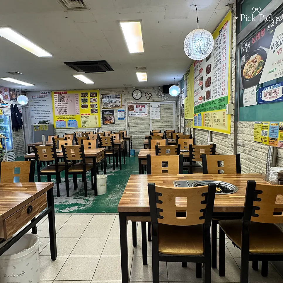 예전 식당 느낌의 매장 내부 테이블