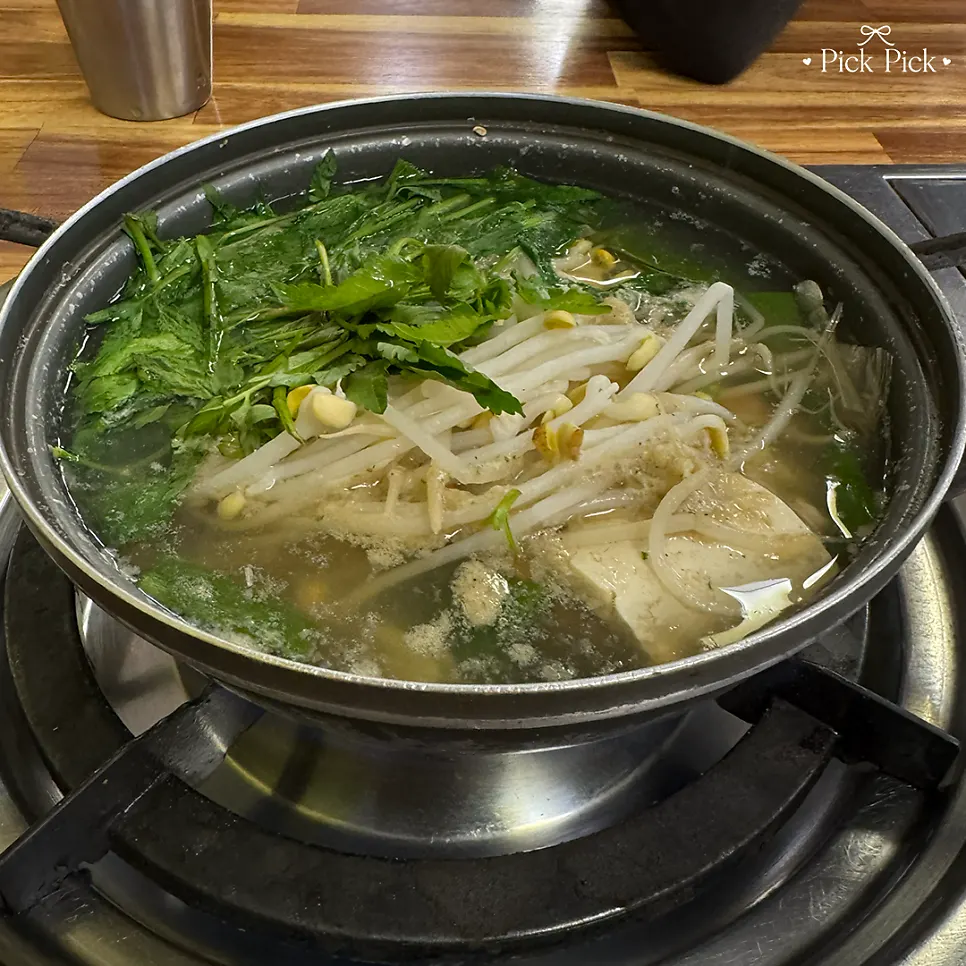 밑반찬과 맑은 대구지리 한 상