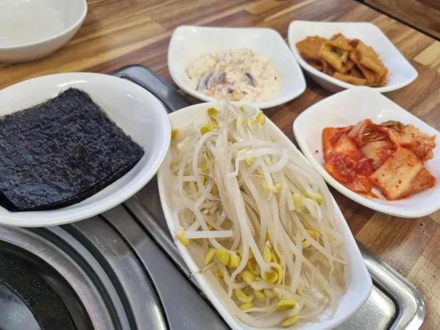 コーンサラダや練り物炒めなどの基本のおかず