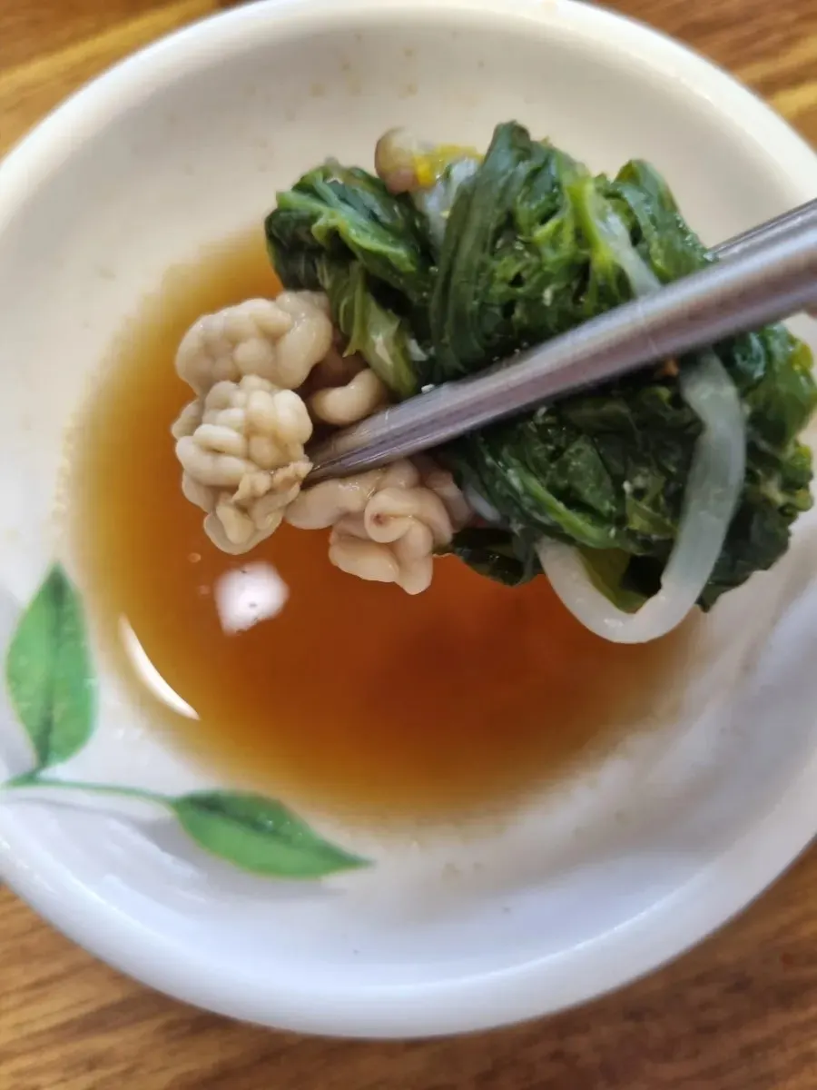 セリに巻いて酢醤油につけた白子