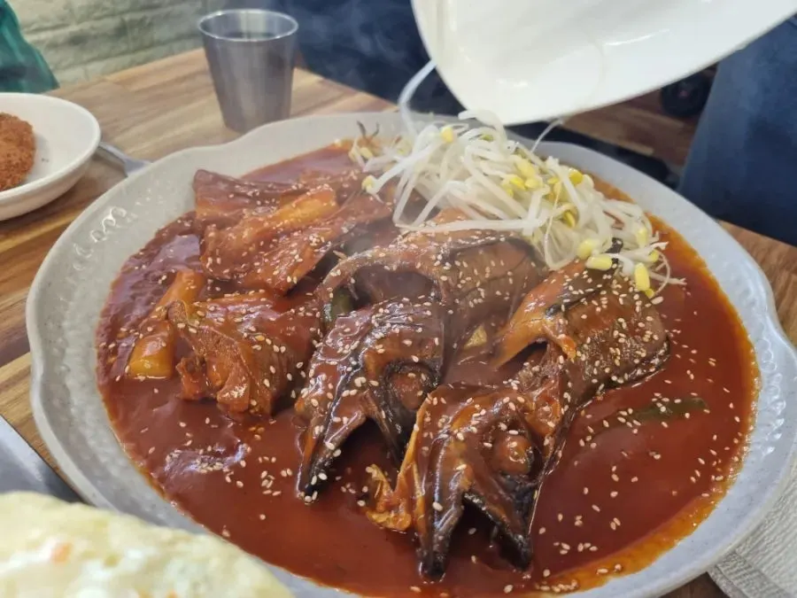 もやしをのせたコダリ煮込み