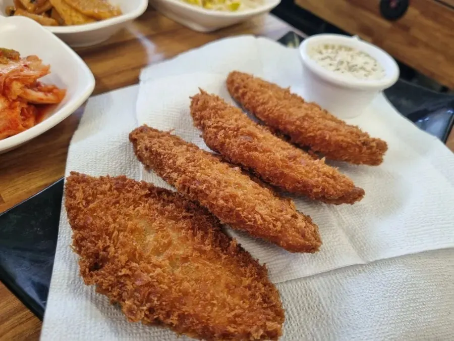 揚げたての魚フライとタルタルソース