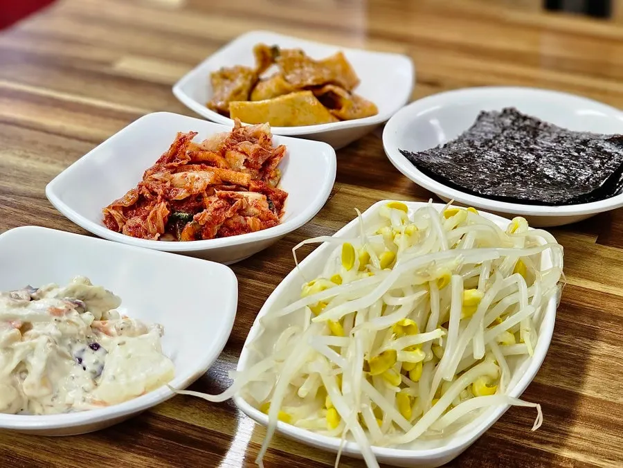 주문 후 차려지기 시작한 테이블