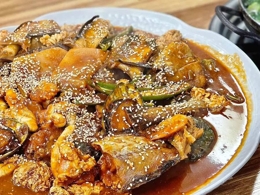 미나리 듬뿍 올린 서비스 대구지리탕