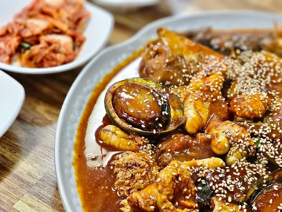 대 사이즈 전복 해물 코다리조림 전체 상차림