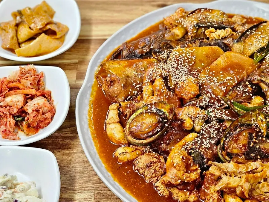 치즈 계란찜과 코다리조림이 놓인 테이블
