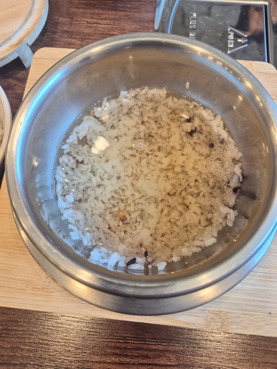 공기에 옮겨 담은 솥밥