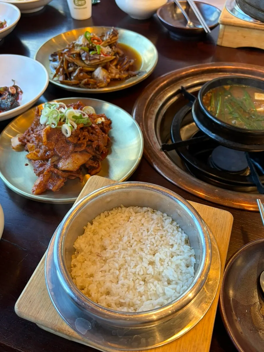 솥밥과 함께 차려진 밑반찬