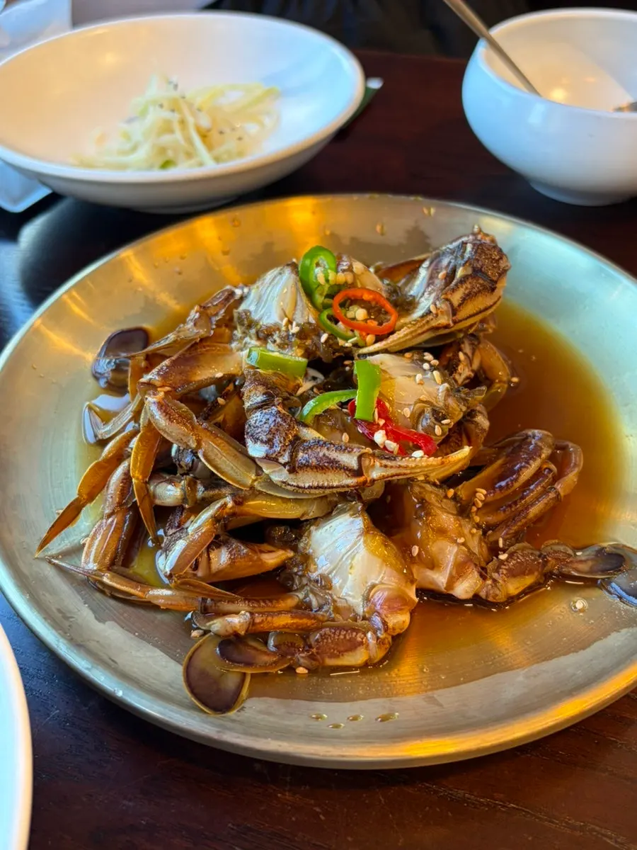 숯불 위에서 끓이는 소고기 스지 된장찌개