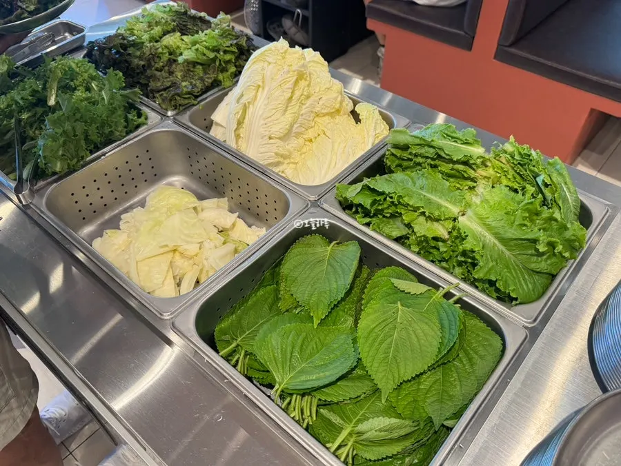 Self-serve wrap greens counter