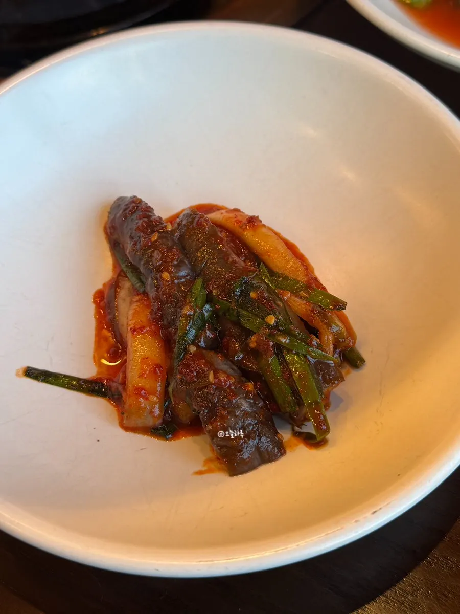 A plate holding one of the 7 side dishes