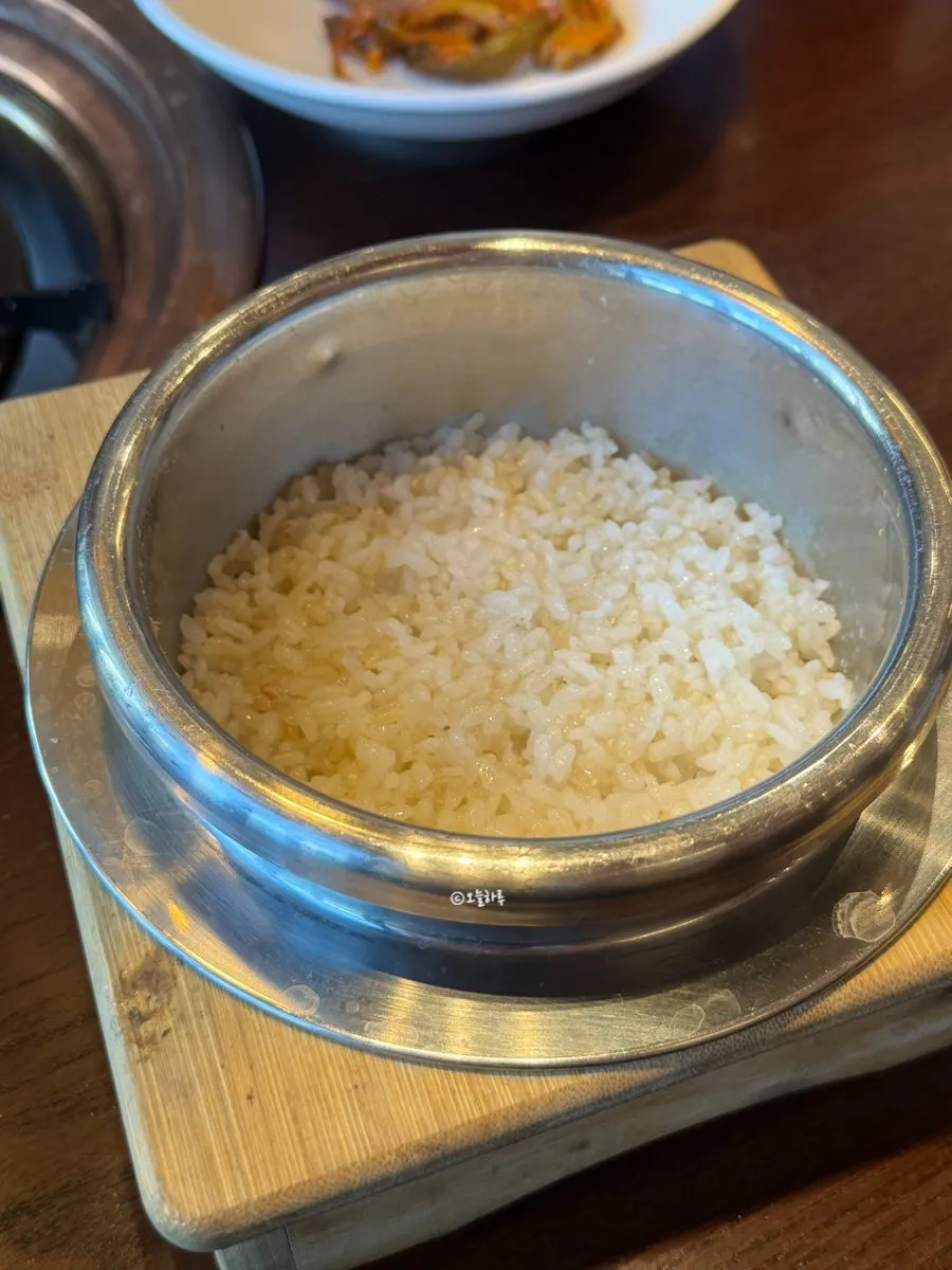 Hwangmi pot rice served with the ssambap set