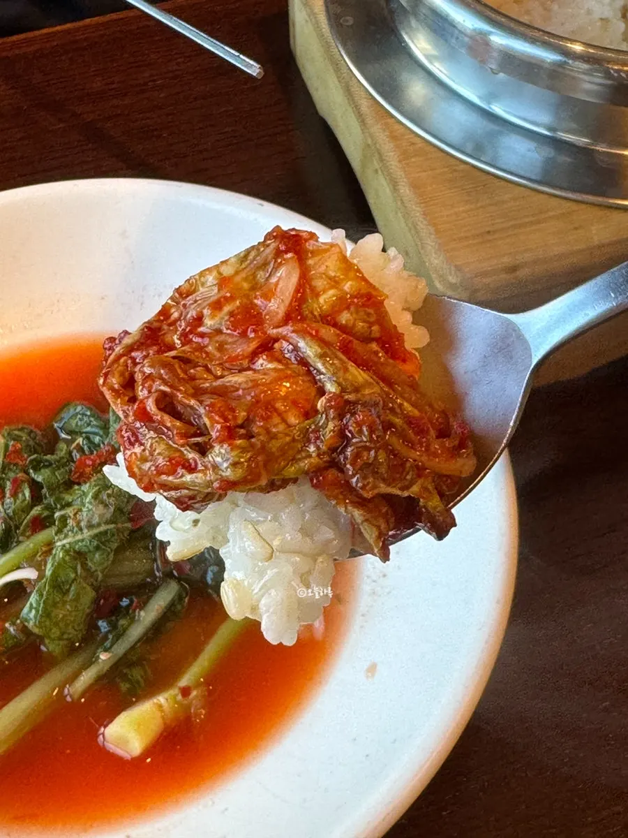 Pot rice served alongside jeyuk bokkeum