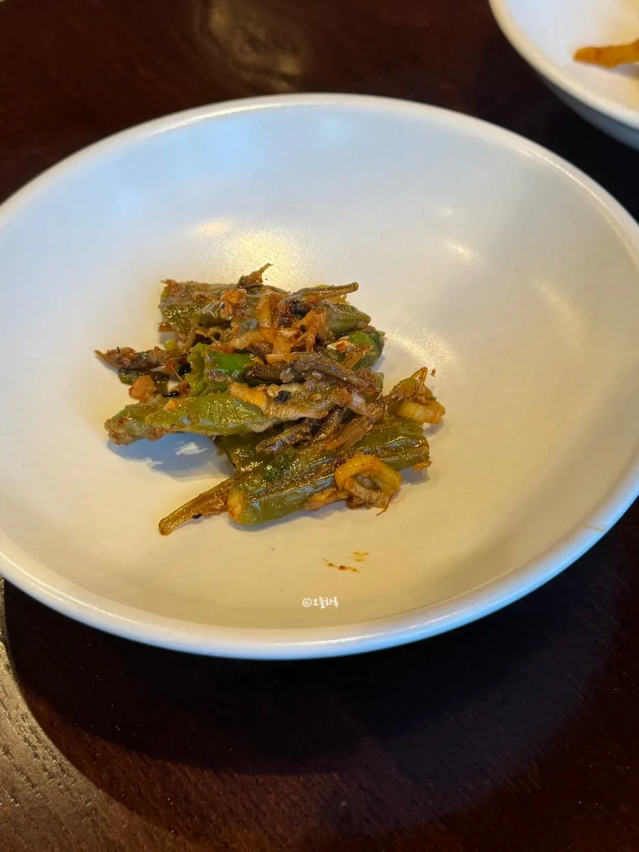 Eating the Neul Gogi Jip ssambap set