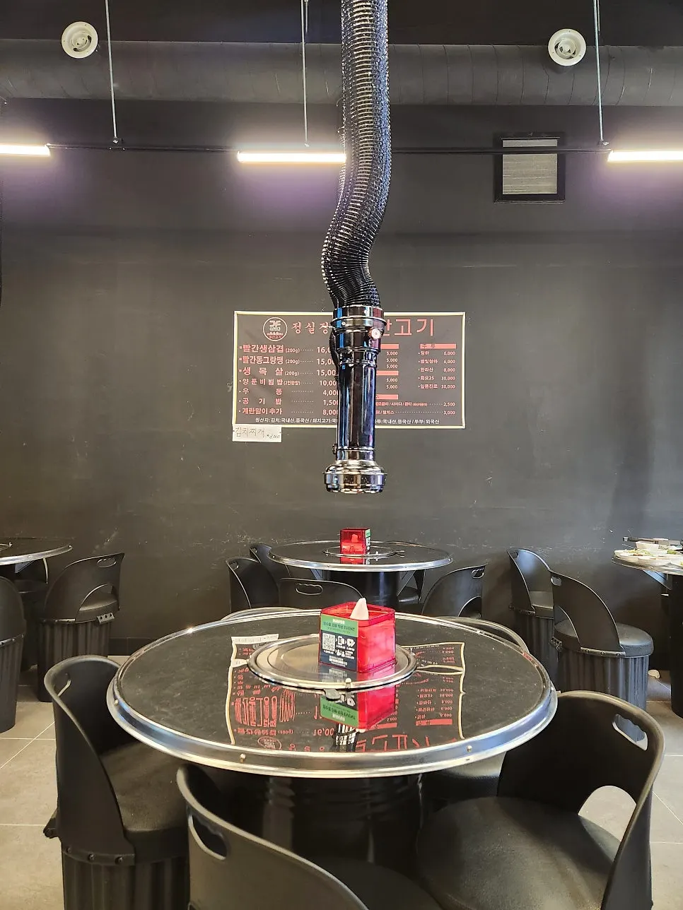 A round table seat with a grill plate on top