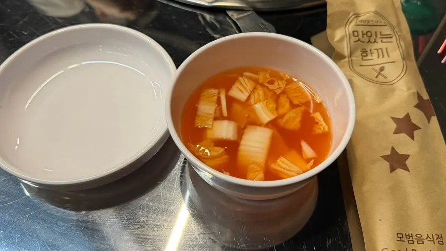 Dongchimi casero y cubiertos envueltos