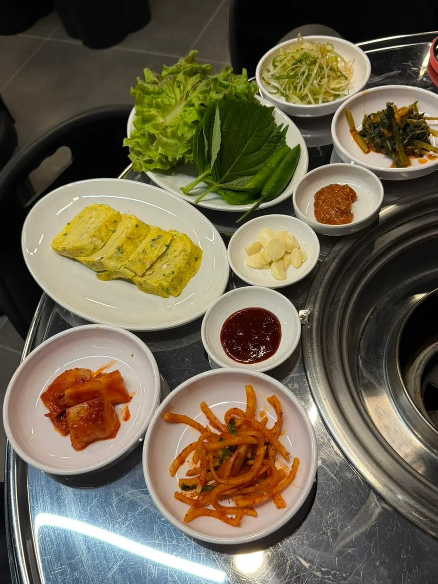 Mesa servida con los banchan básicos