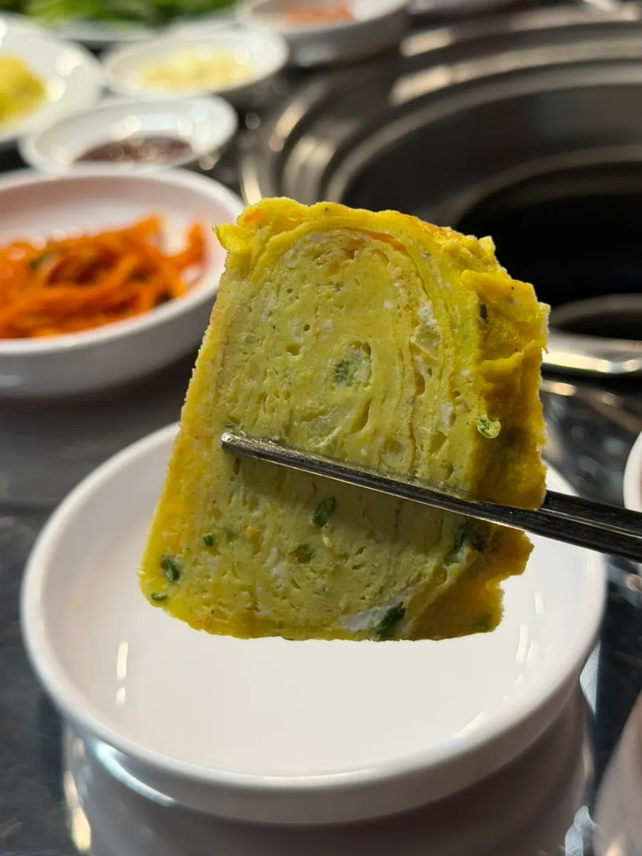 Rollo de huevo servido como banchan básico