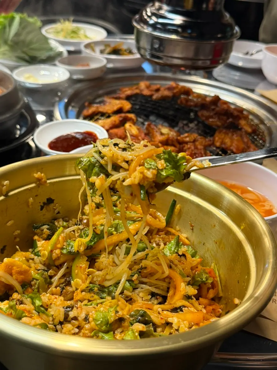 Bibimbap en una cazuela grande
