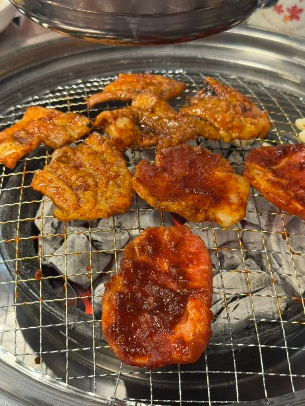 Charcoal-grilled red raw pork belly and red round-cut pork cooked through