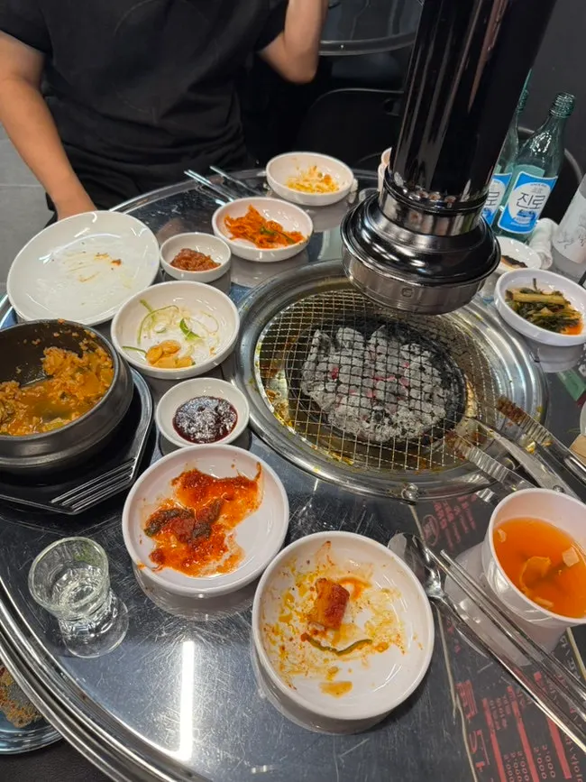 Table at Jeongsiljangne Ppalgan Gogi after finishing the meal