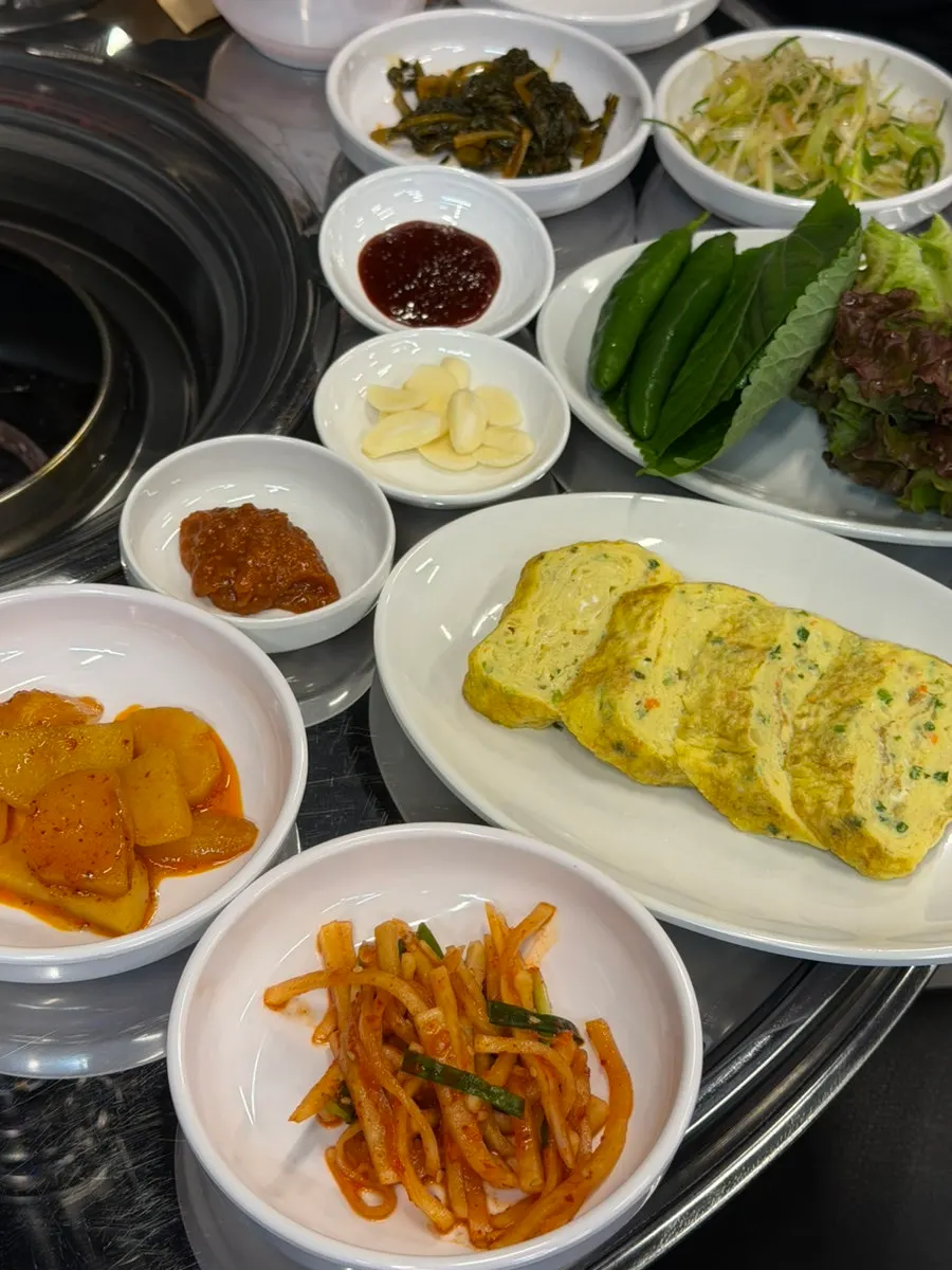 Basic side dish spread at Jeongsiljangne Ppalgan Gogi